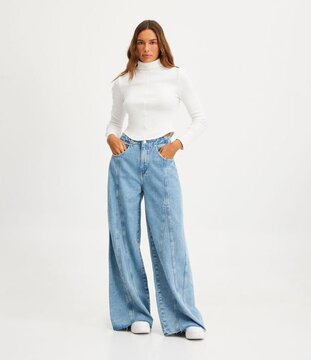 Calça Pantalona Cintura Alta em Jeans com Bolsos e Recortes Blue Jeans Medio